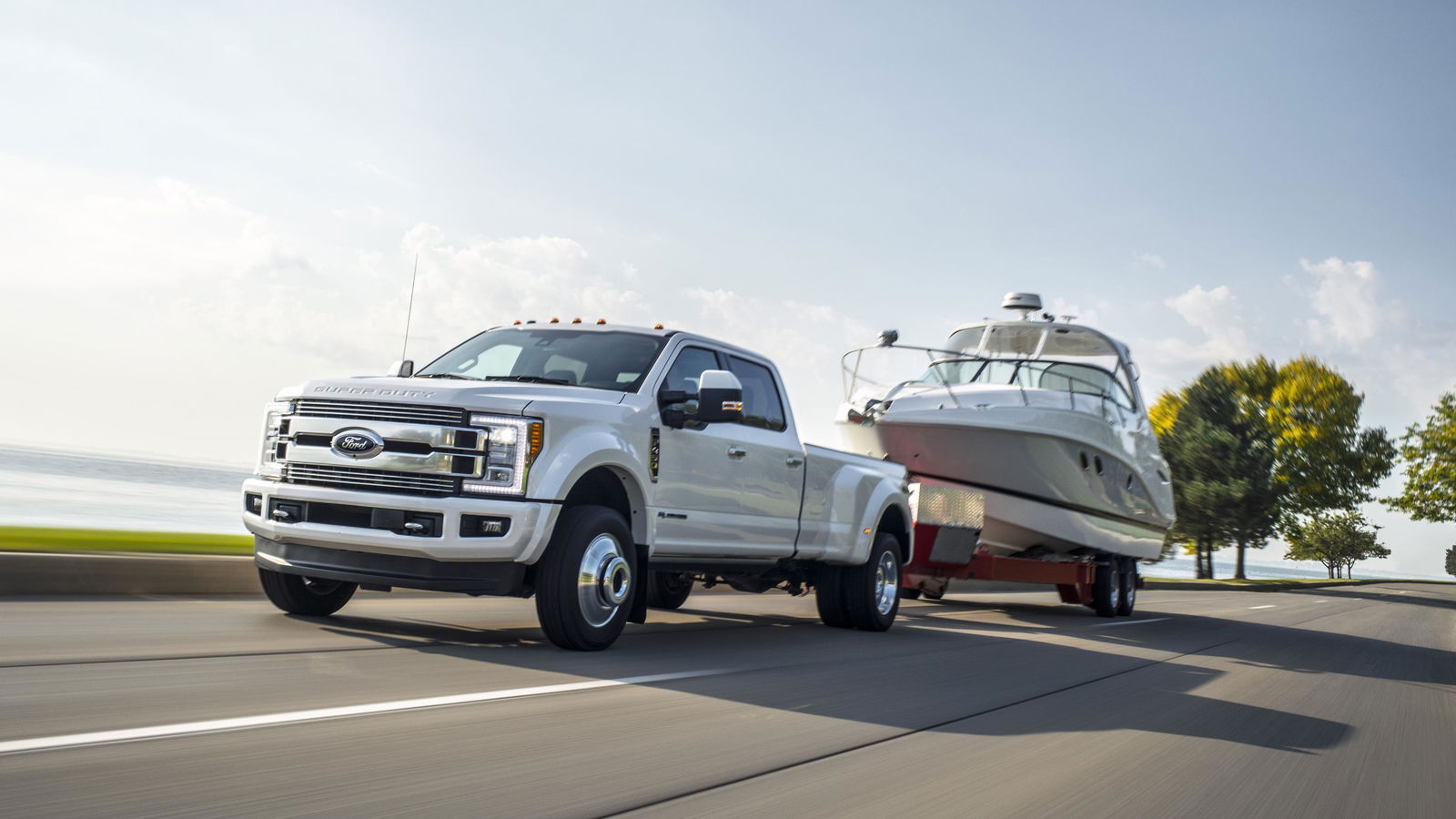 Ford's Mighty New F-450 Super Duty Truck Can Tow Over 15 Tonnes