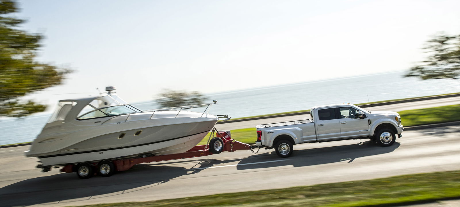 Ford's Mighty New F-450 Super Duty Truck Can Tow Over 15 Tonnes