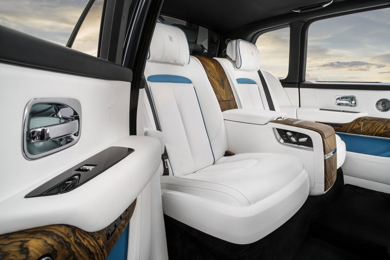 Individual rear seats with glass partition