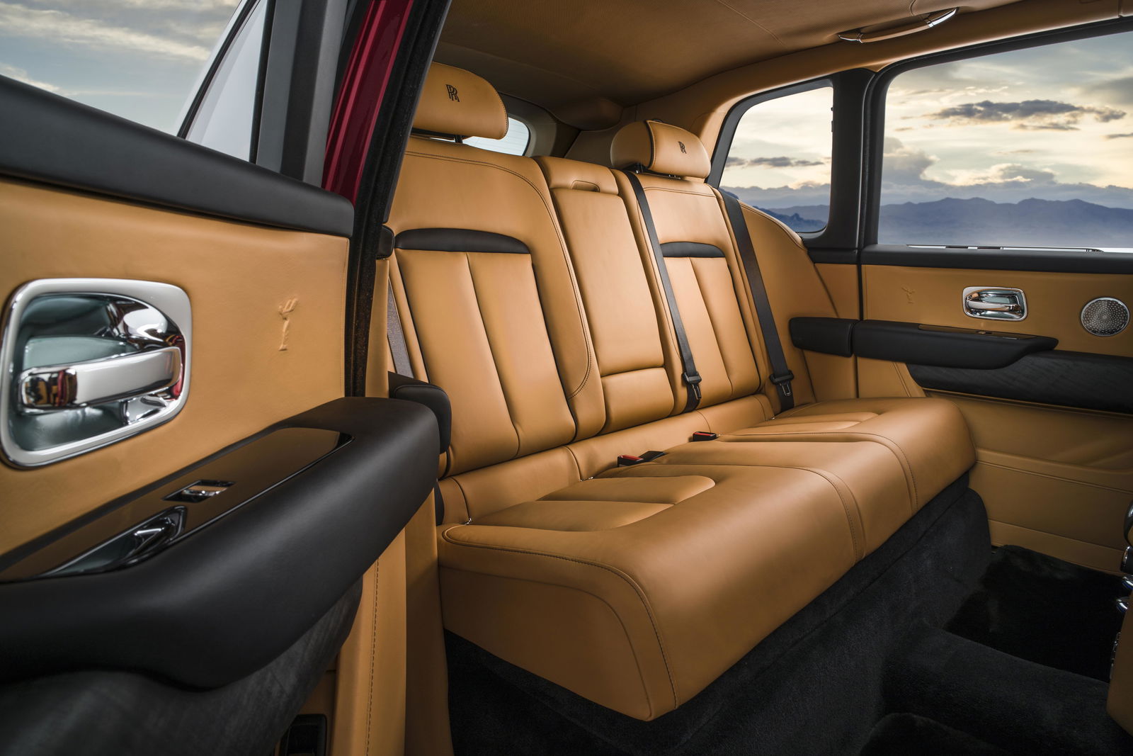Lounge rear seats