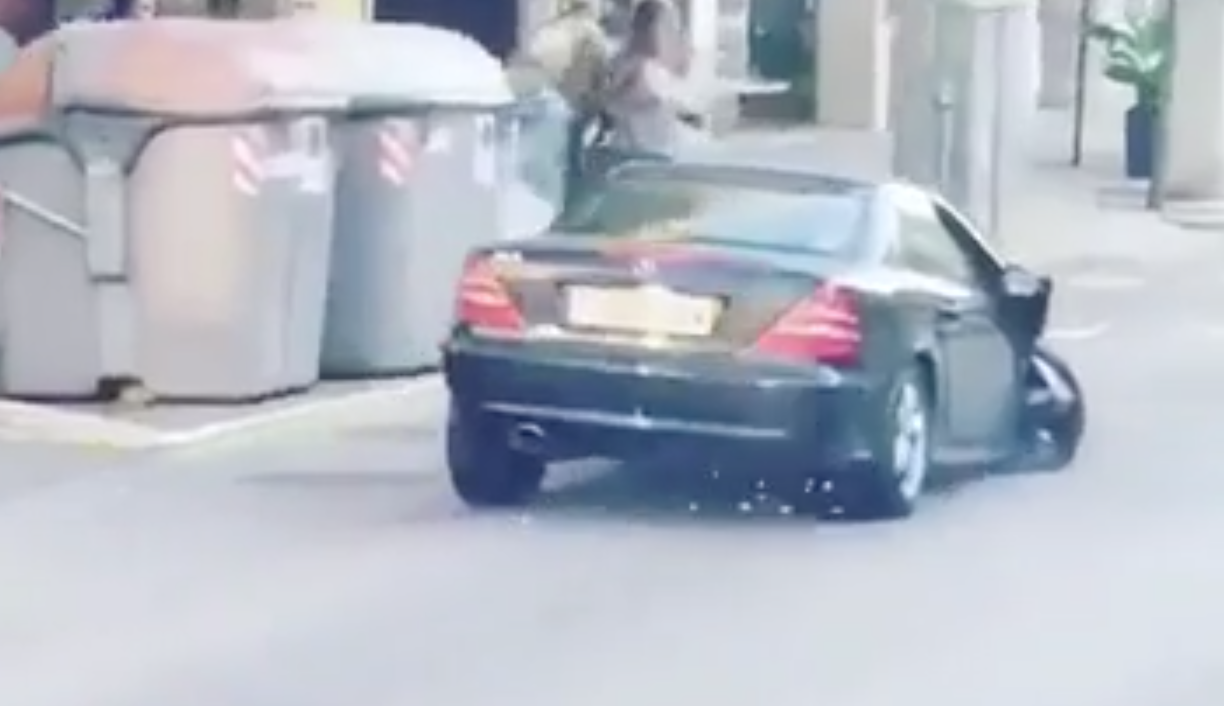This Mercedes SLK Driver Has Strange Ideas About Roadworthiness