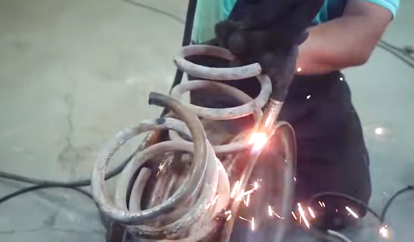Tyres Made Of Coil Springs Have Created A Bizarre ‘Luxury’ Lada