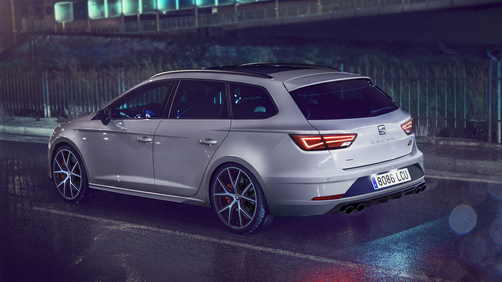 Super-Exclusive Leon ST Cupra Gets Carbonfibre And Brembo