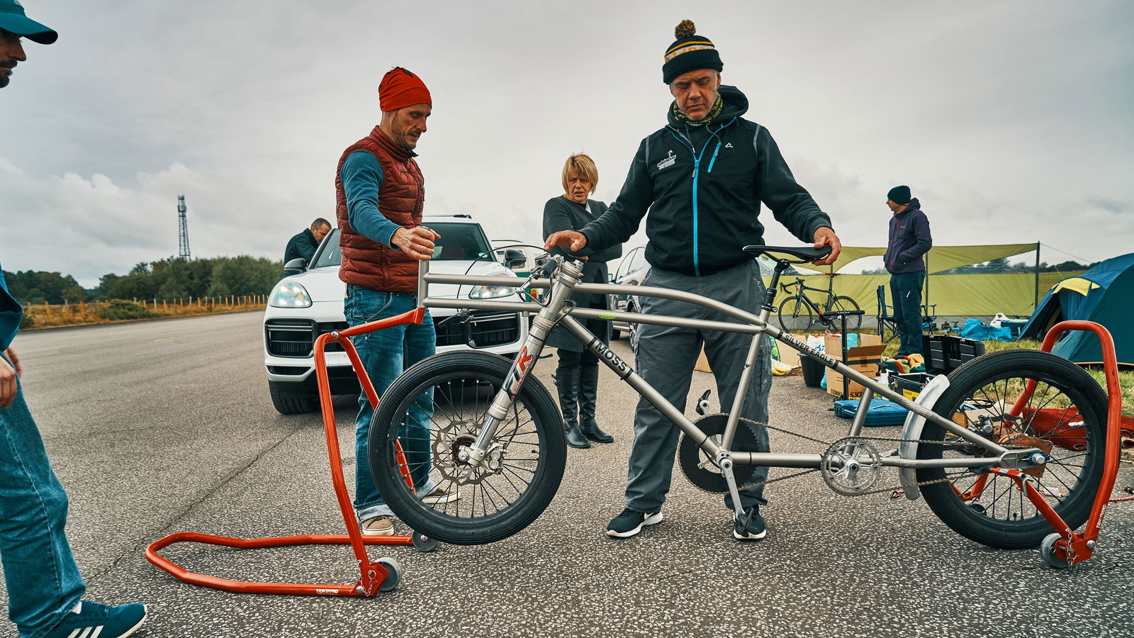 Someone Broke A Record By Cycling 149mph Behind A Porsche Cayenne