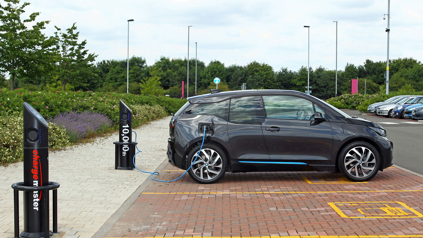 Experts Want Plug-In Hybrids Banned From Public Chargers