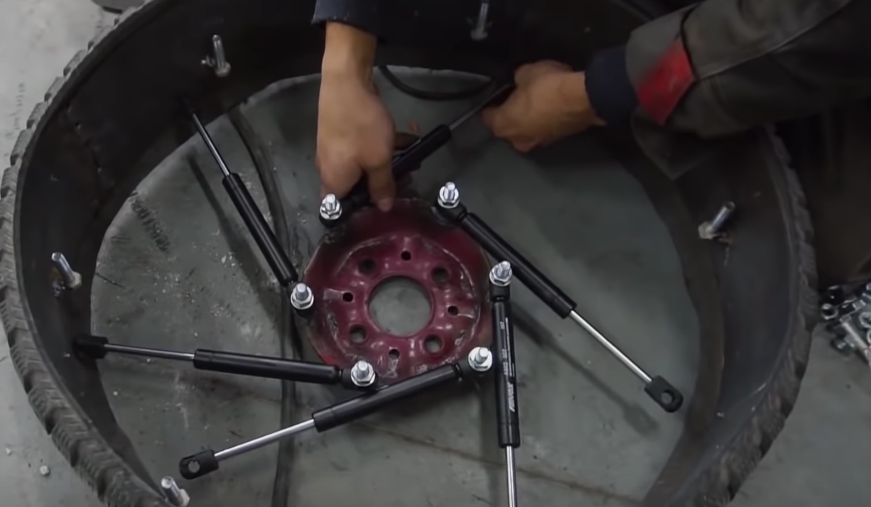 Inventive Mechanics Make A Wheel Using Gas Struts