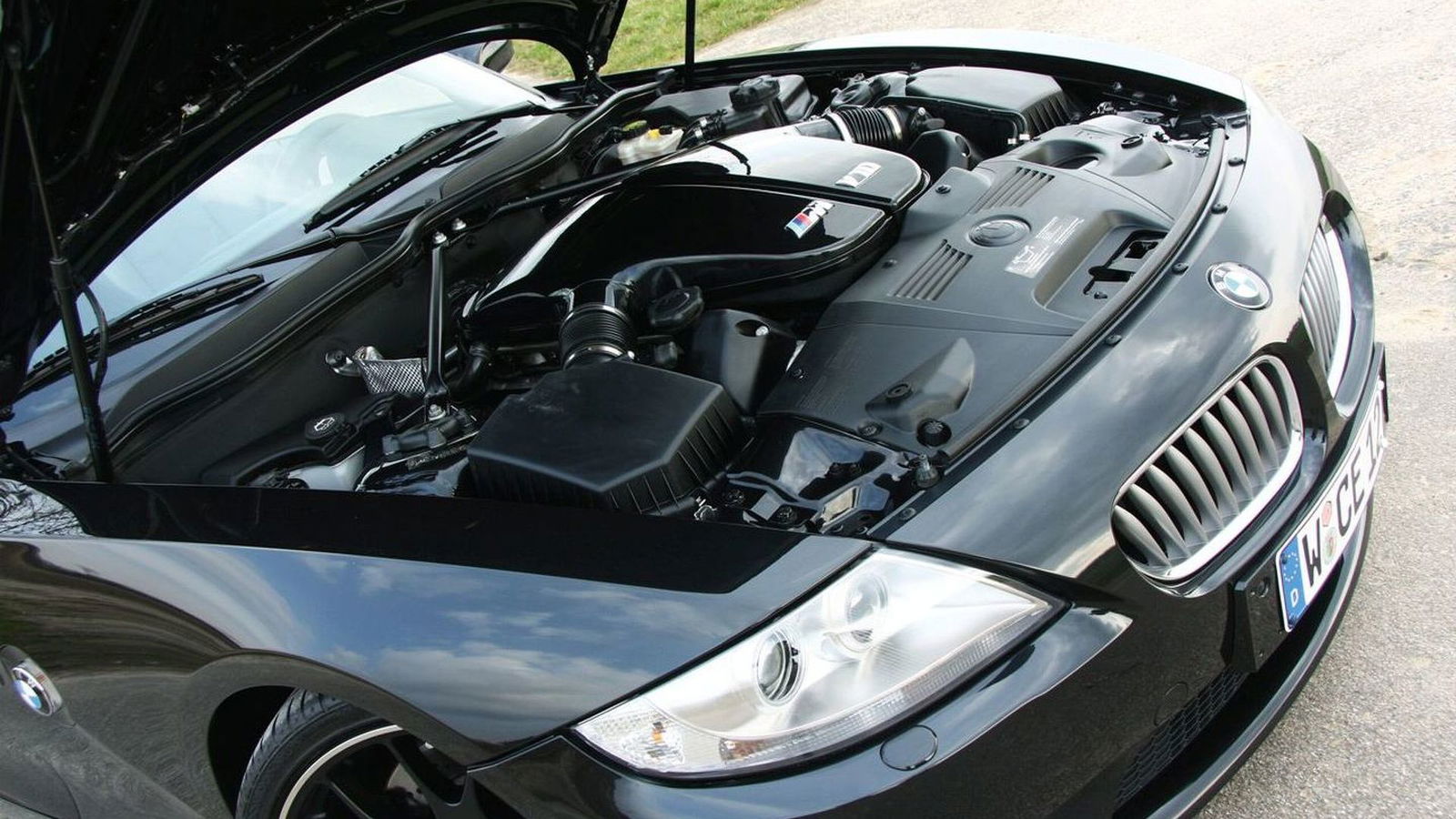 Ride On Board Manhart's Ridiculous 600bhp M5 V10-Engined E85 Z4