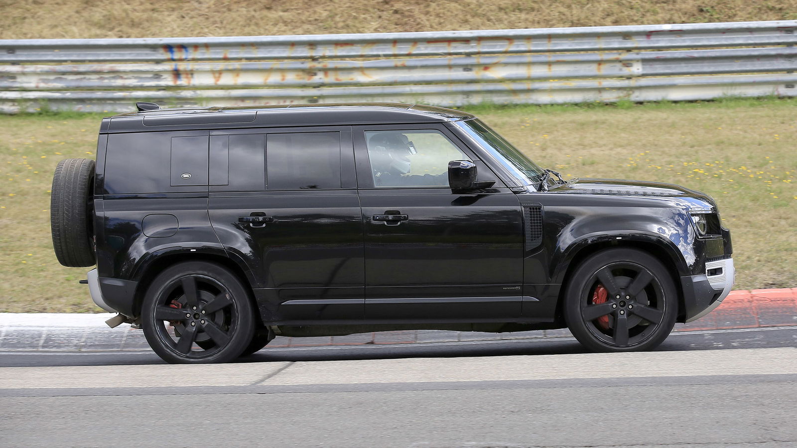 V8 Land Rover Defender Looks Surprisingly Competent At Nurburgring Hot Laps