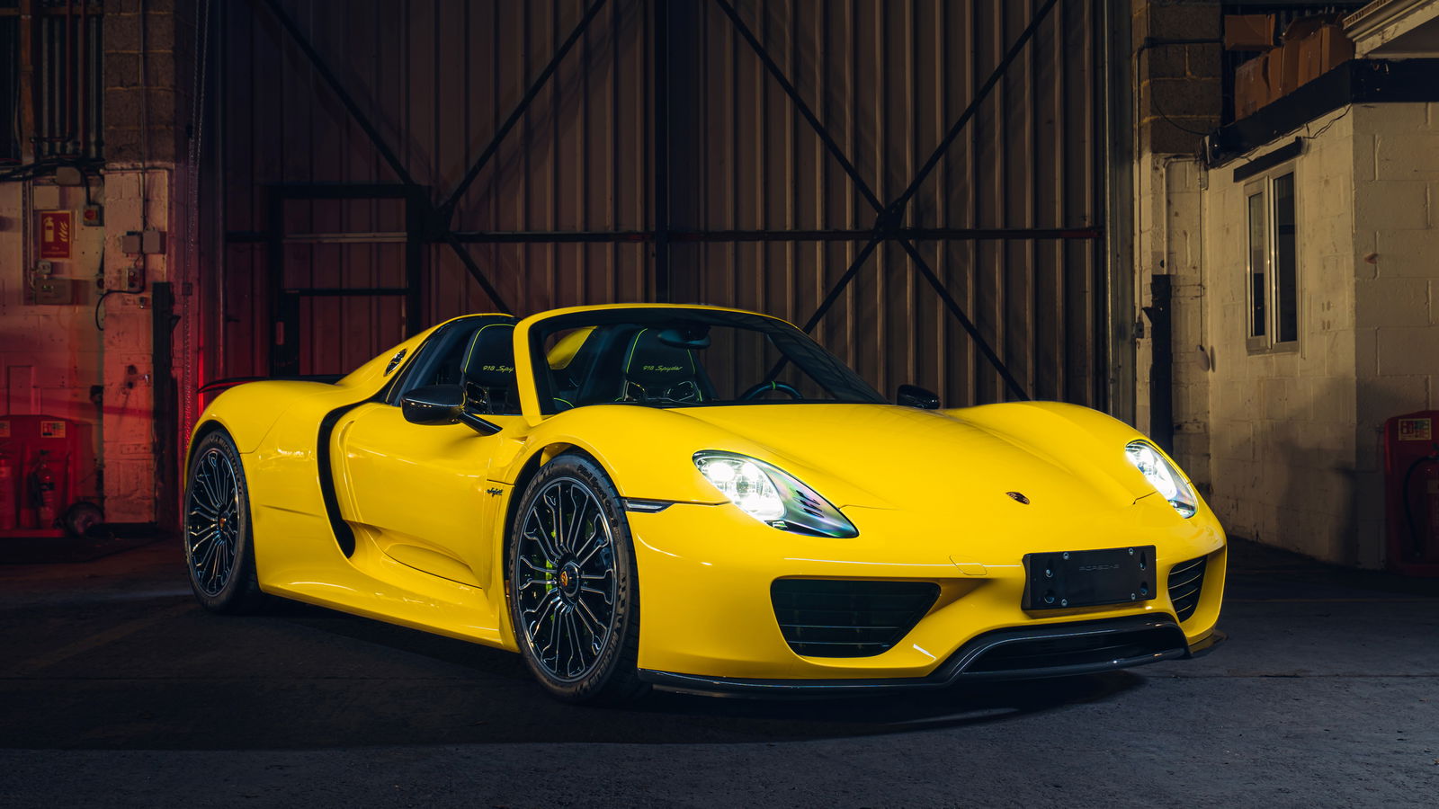 This £900k Porsche 918 Spyder Looks Vibrant In Racing Yellow