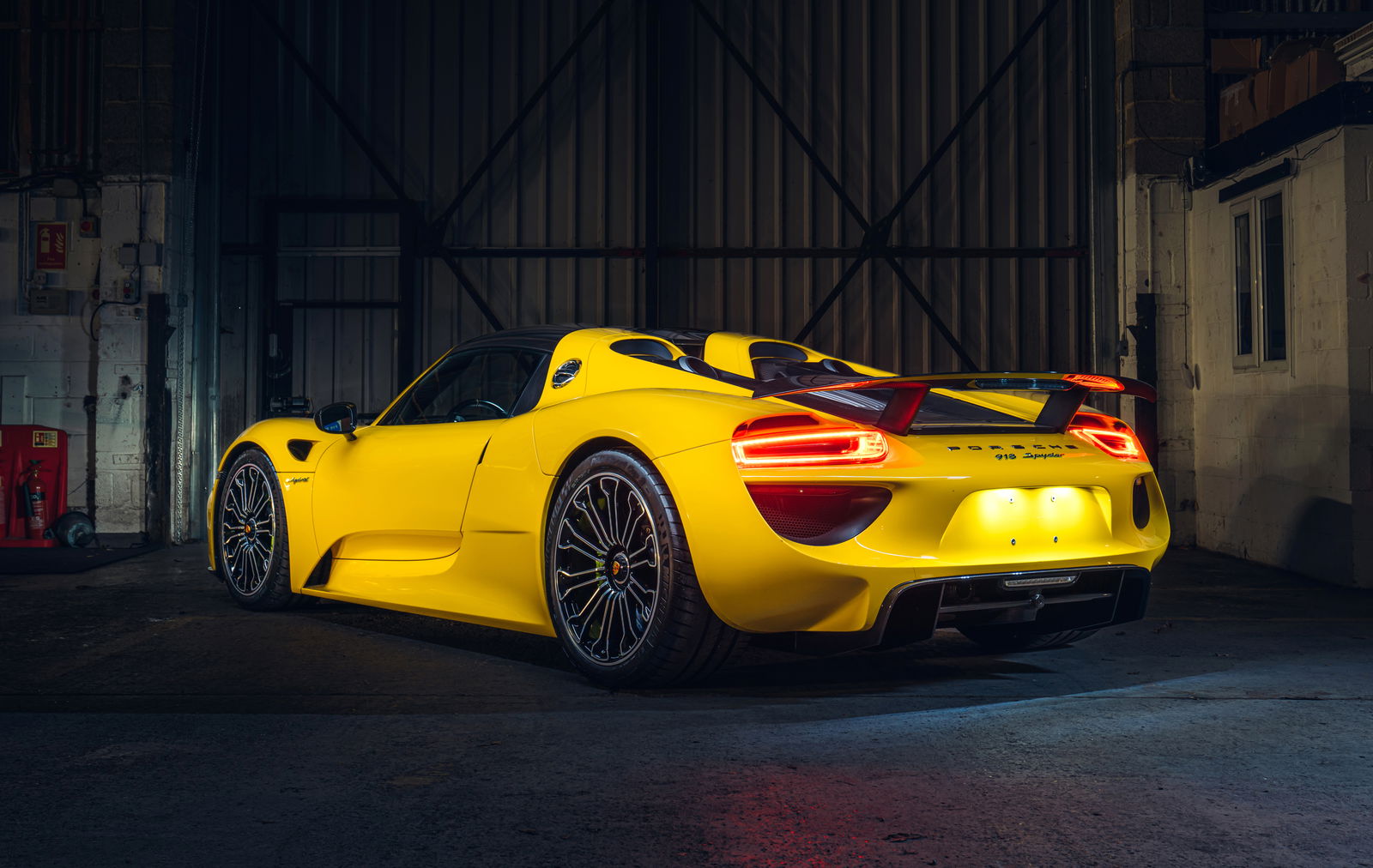 This £900k Porsche 918 Spyder Looks Vibrant In Racing Yellow