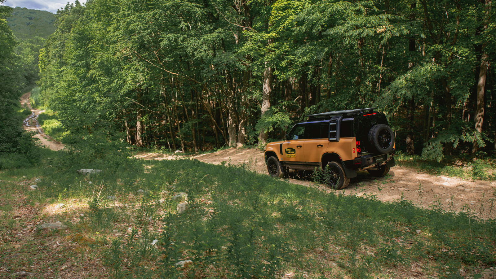 Special-Edition Defender Riffs Off Camel Trophy 4x4s