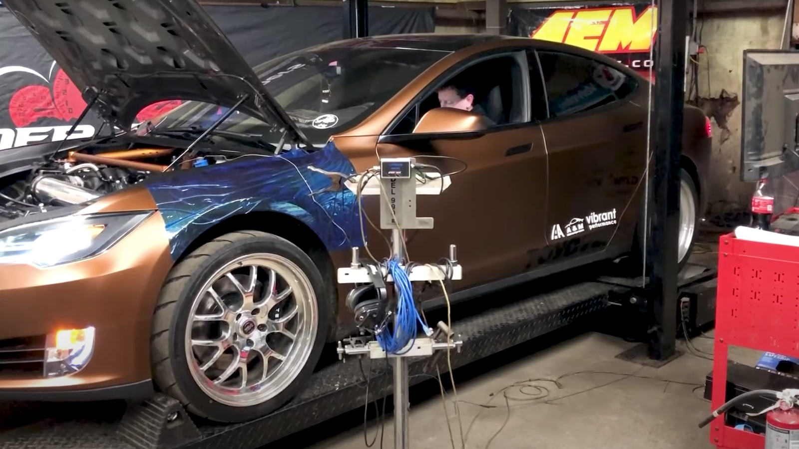 V8 Tesla Model S Is 750kg Lighter Than Stock, Sounds Great On The Dyno