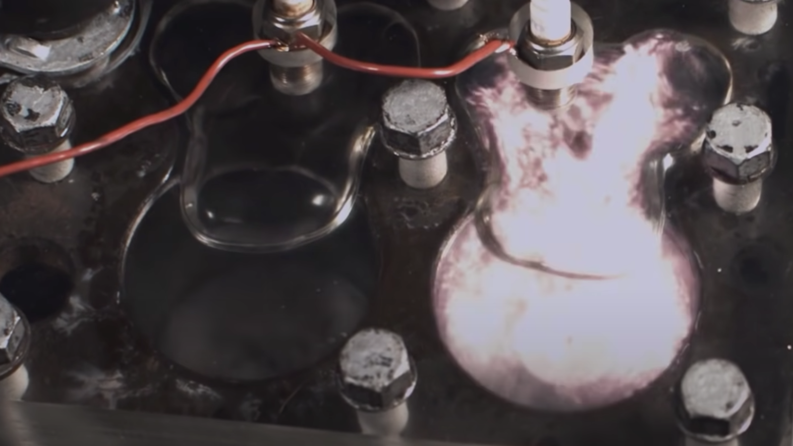 Plexiglass Cylinder Head Gives Incredible View Of Running Engine