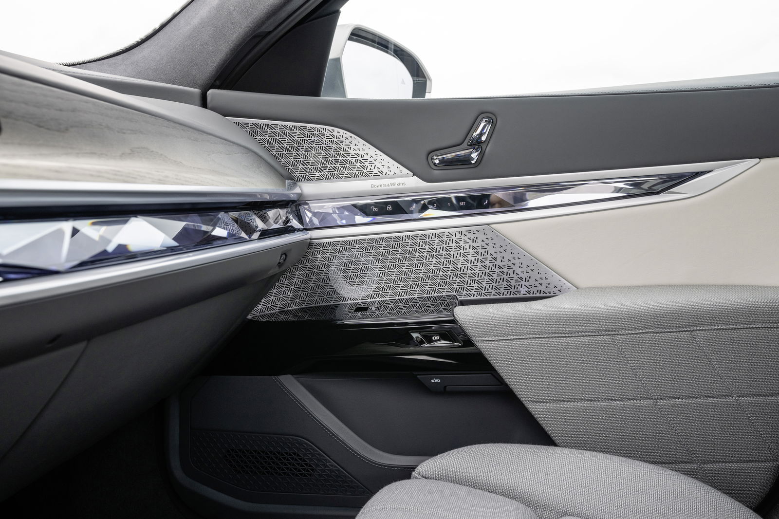 The 7 Best Features Of The New BMW 7 Series