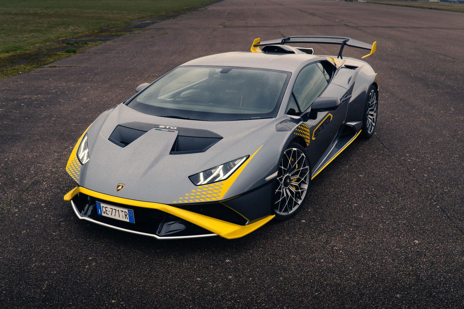 The Lamborghini Huracan STO Is A Noisy, Mildly Terrifying Tribute To Combustion